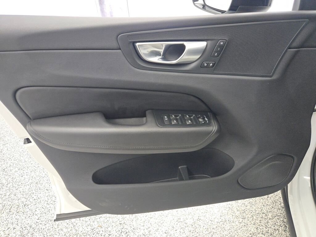 Used 2025 Volvo XC60 B5 Plus image 23