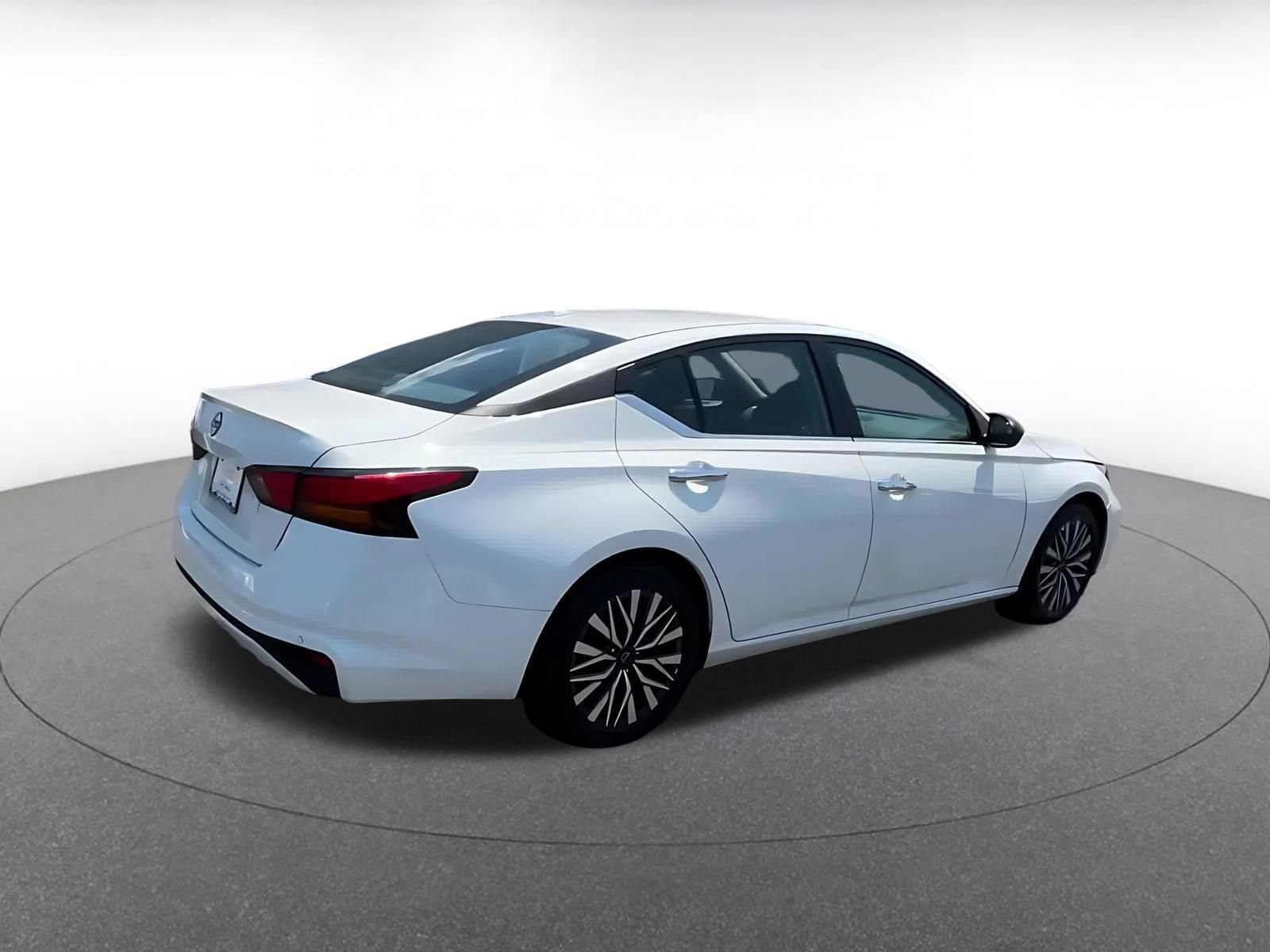 Used 2025 Nissan Altima 2.5 SV FWD image 14