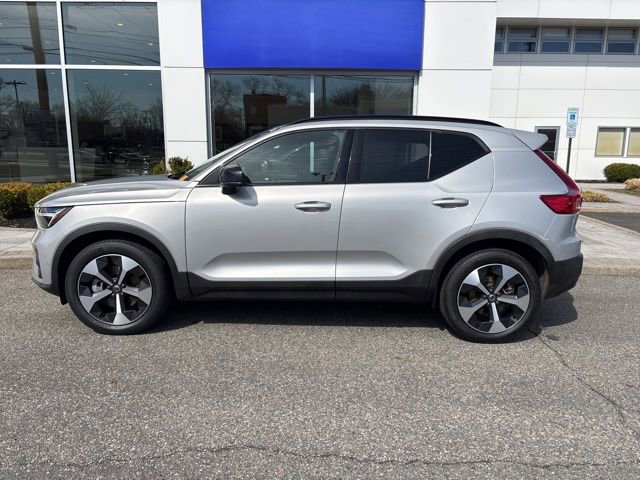 Used 2025 Volvo XC40 B5 Plus AWD/4WD image 2