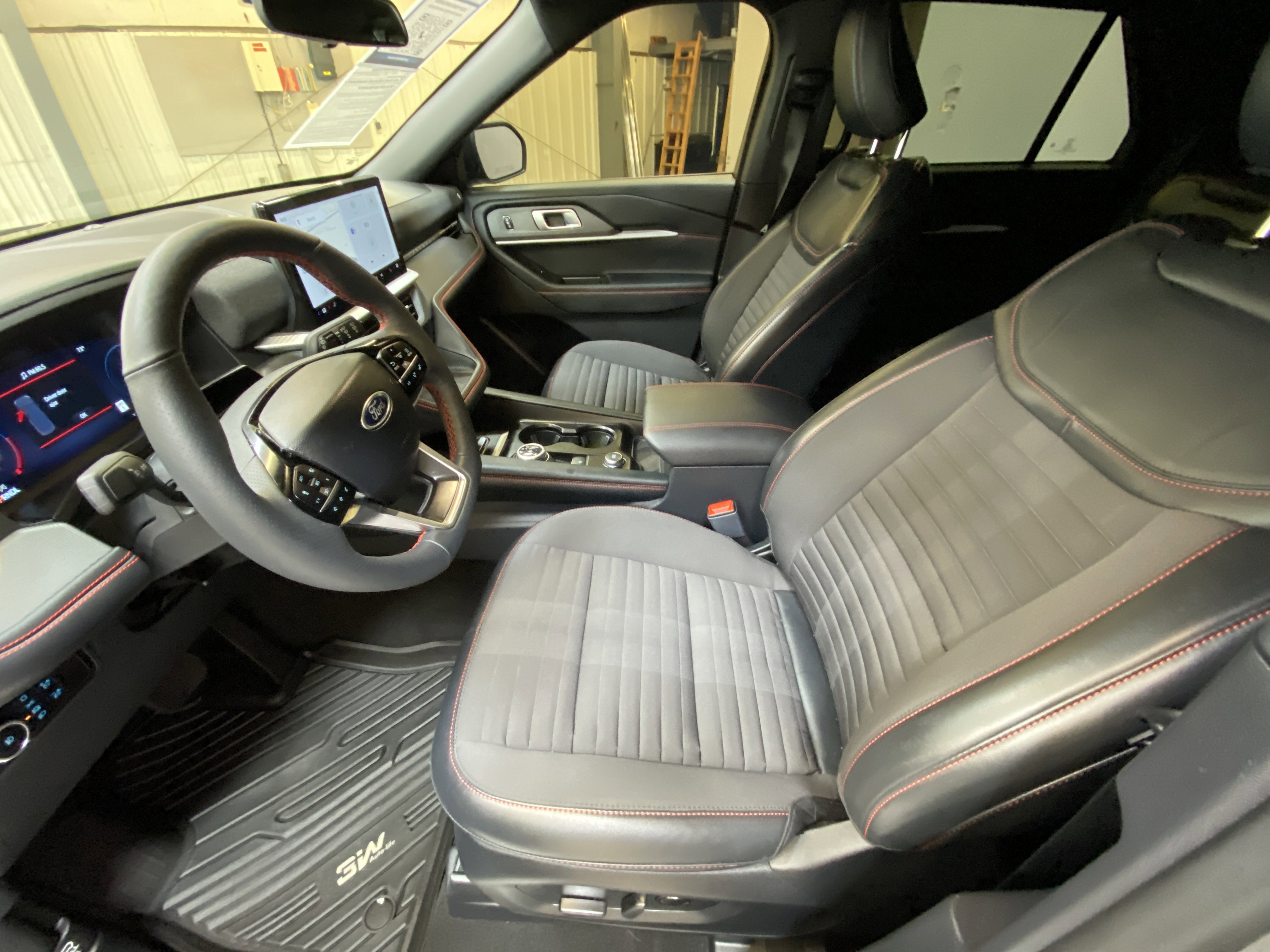 Used 2025 Ford Explorer ST-Line image 23