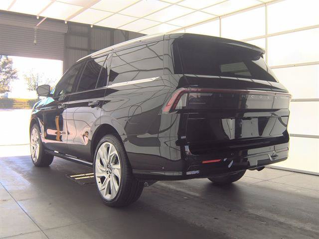 Used 2025 Lincoln Navigator Black Label AWD/4WD image 4