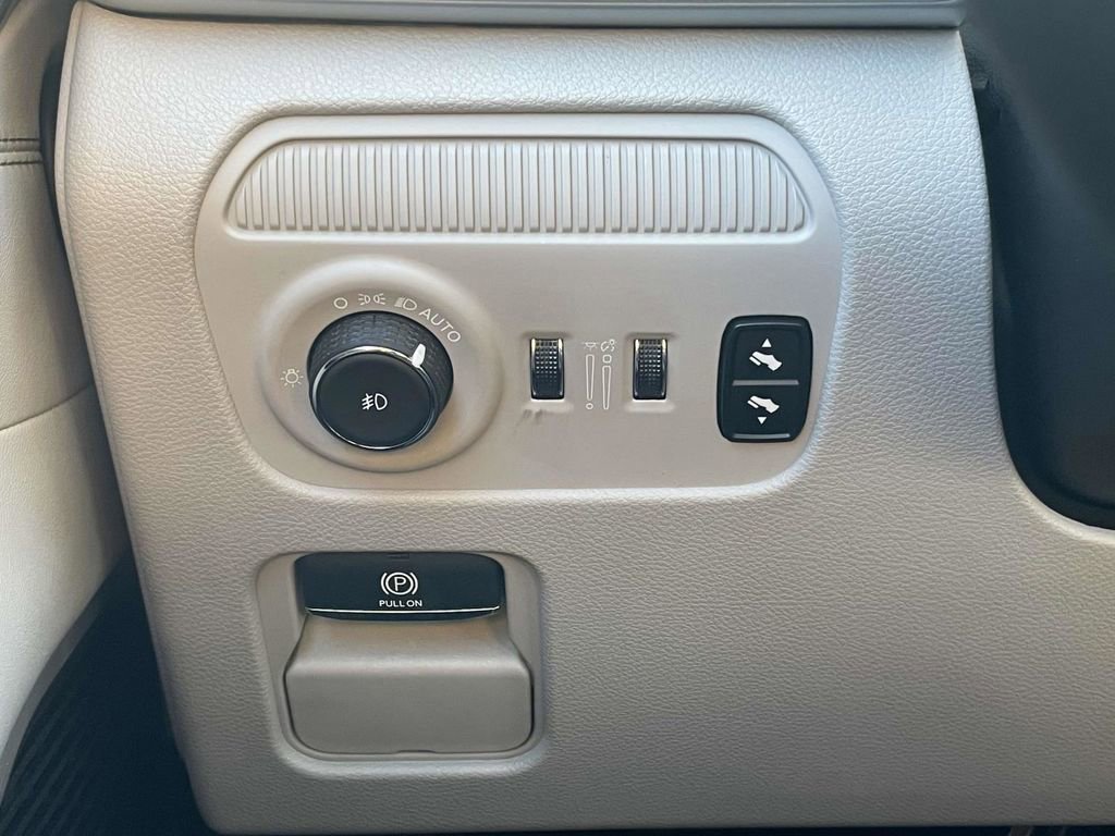 Certified 2024 Jeep Wagoneer L Series II w/ Flexible Seating Group image 30