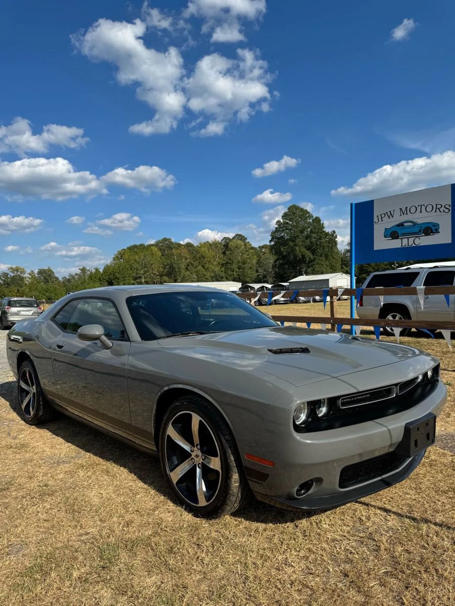 Used 2019 Dodge Challenger SXT image 2