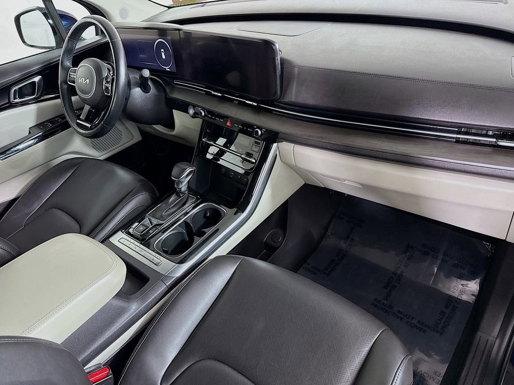 Used 2022 Kia Carnival EX image 34