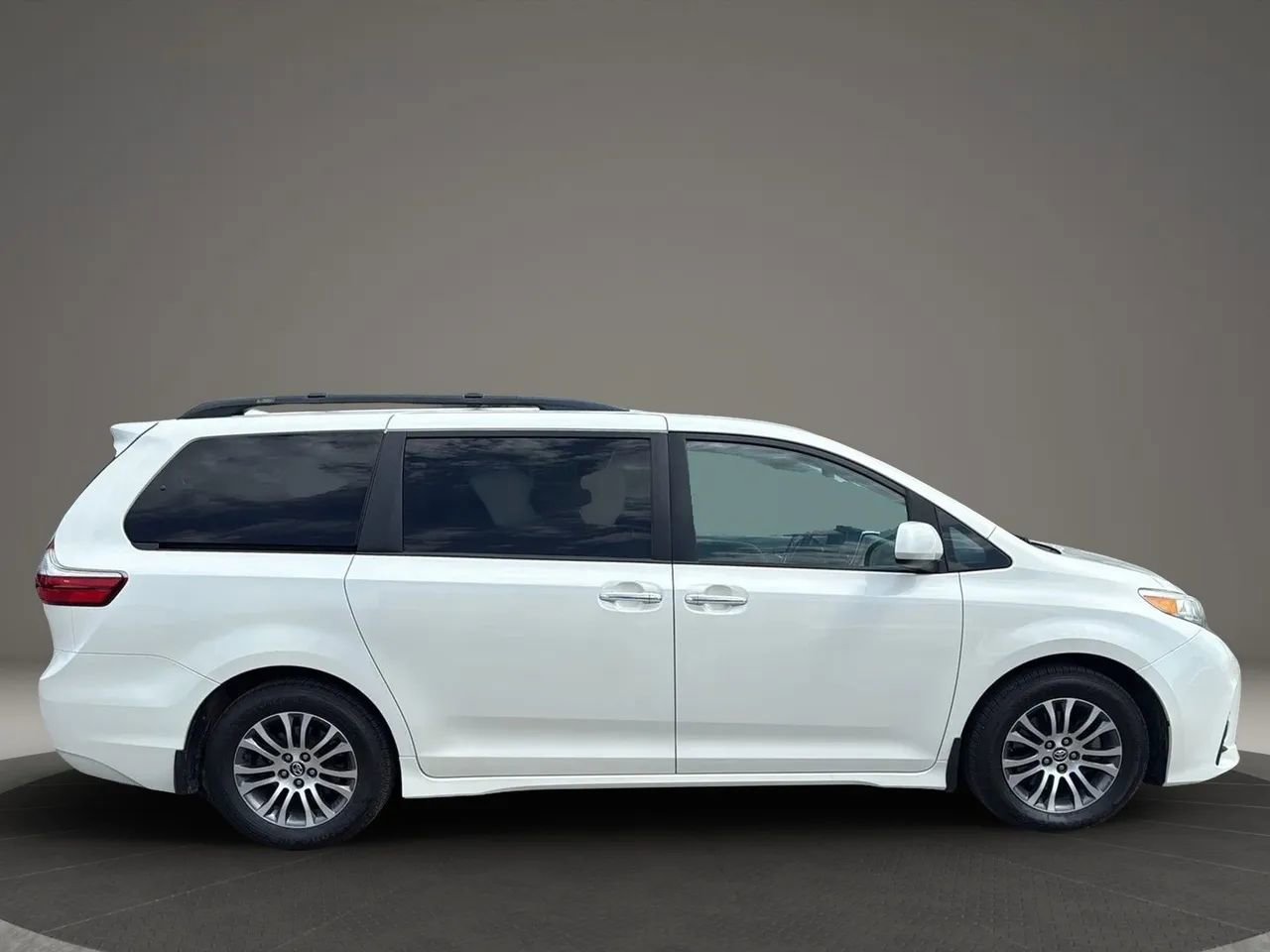 Used 2019 Toyota Sienna XLE image 4