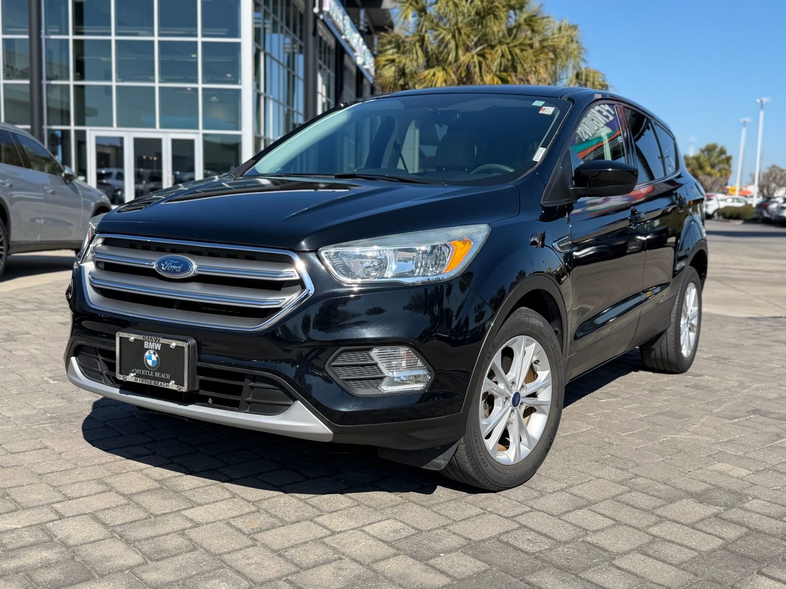 Used 2017 Ford Escape SE image 1