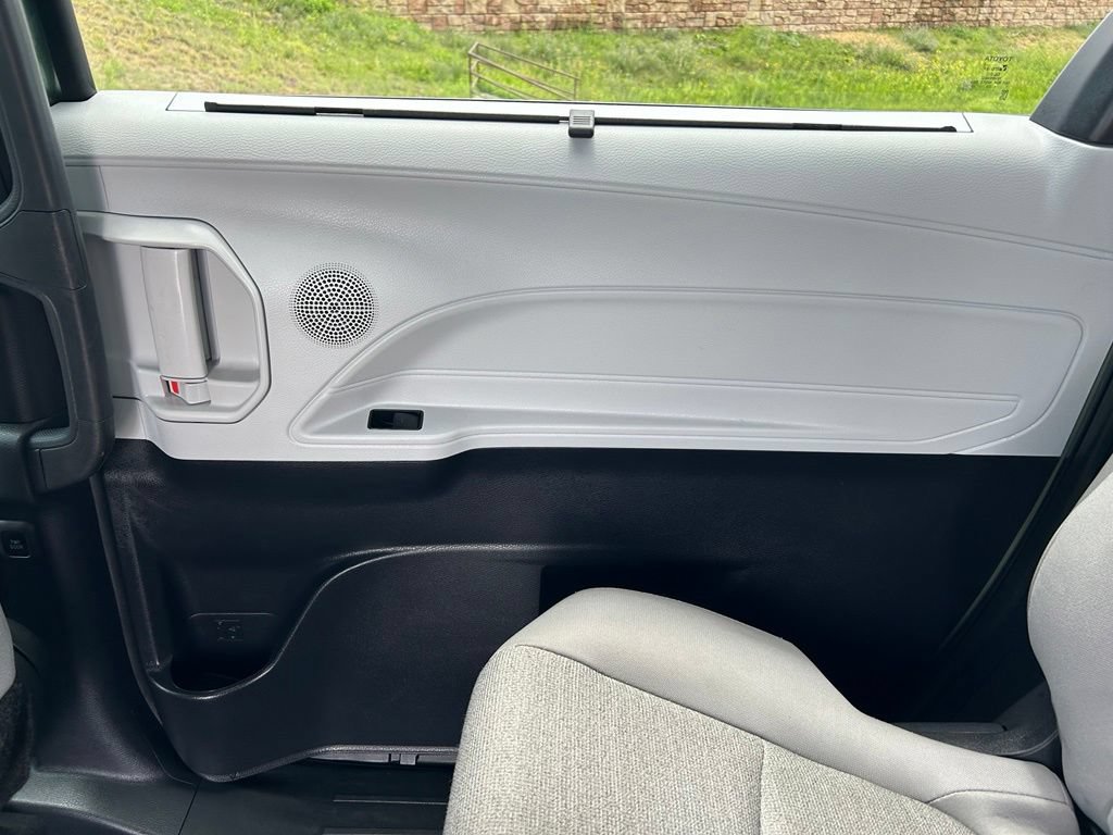 Used 2025 Toyota Sienna LE FWD image 28