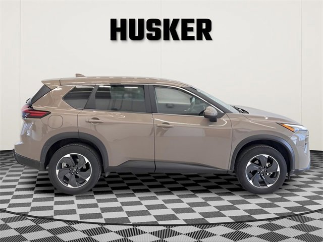 Used 2025 Nissan Rogue SV image 2