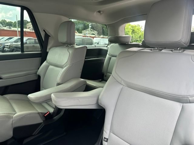 Used 2025 Ford Expedition Platinum w/ Driver's Package AWD/4WD image 11