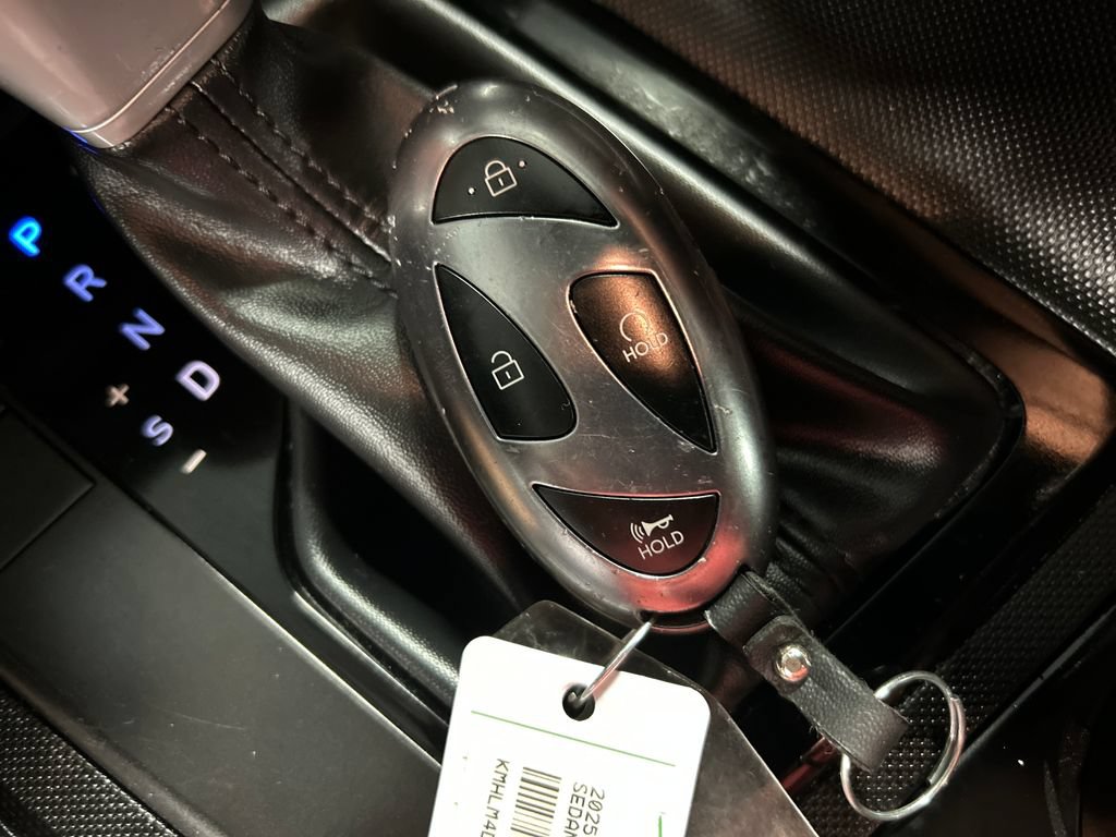 Used 2025 Hyundai Elantra Sport FWD image 20