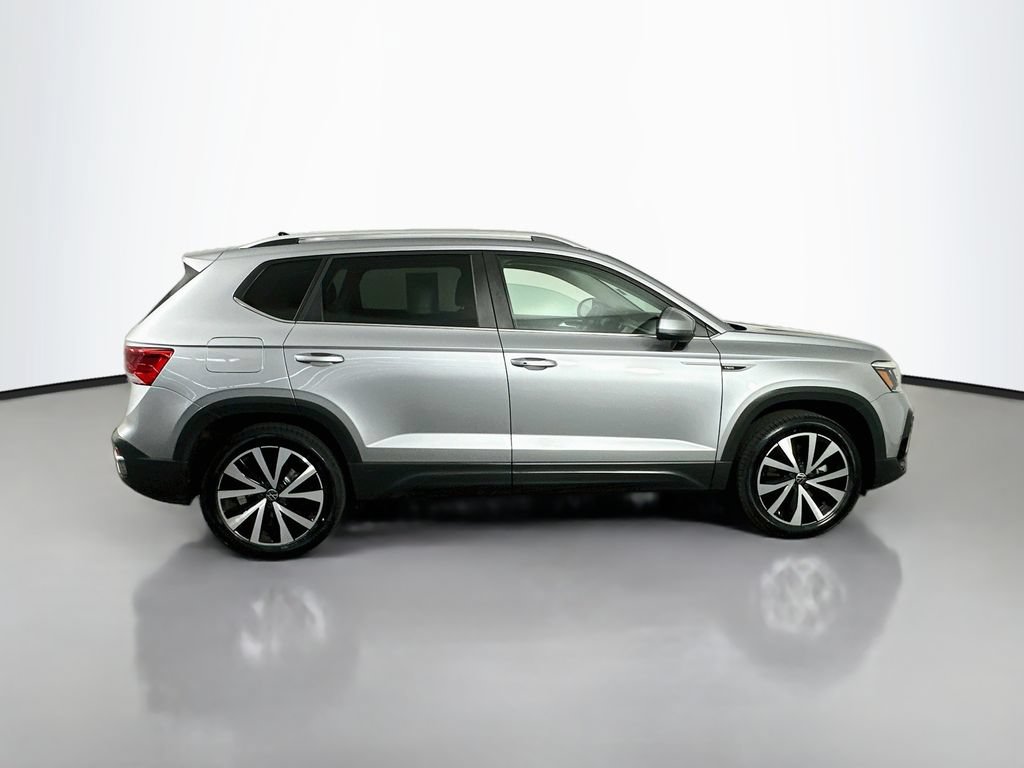 Used 2022 Volkswagen Taos SE w/ Panoramic Sunroof Package FWD image 9