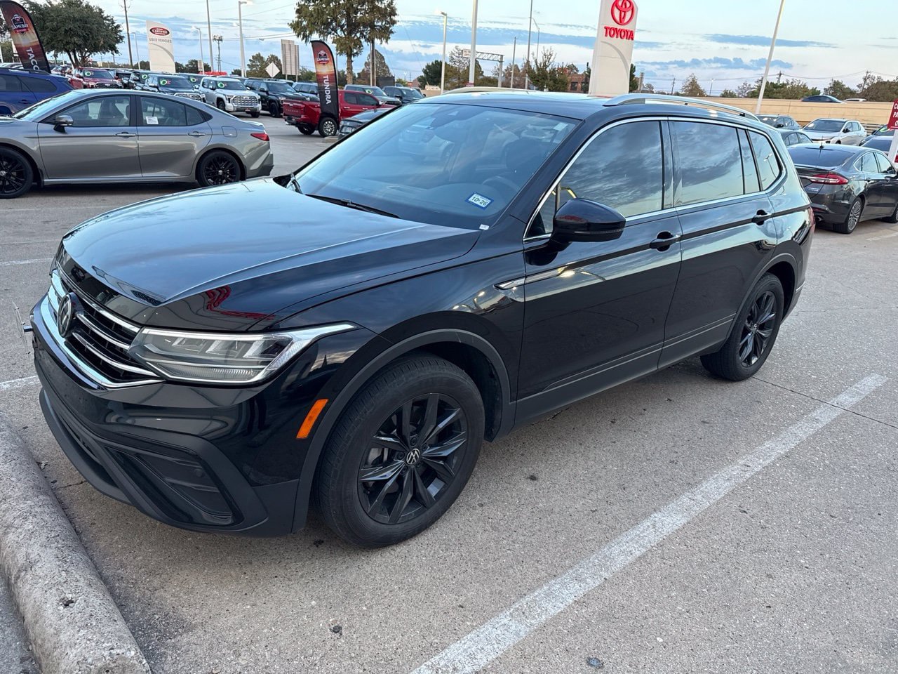 Used 2024 Volkswagen Tiguan SE w/ Panoramic Sunroof Package FWD image 1