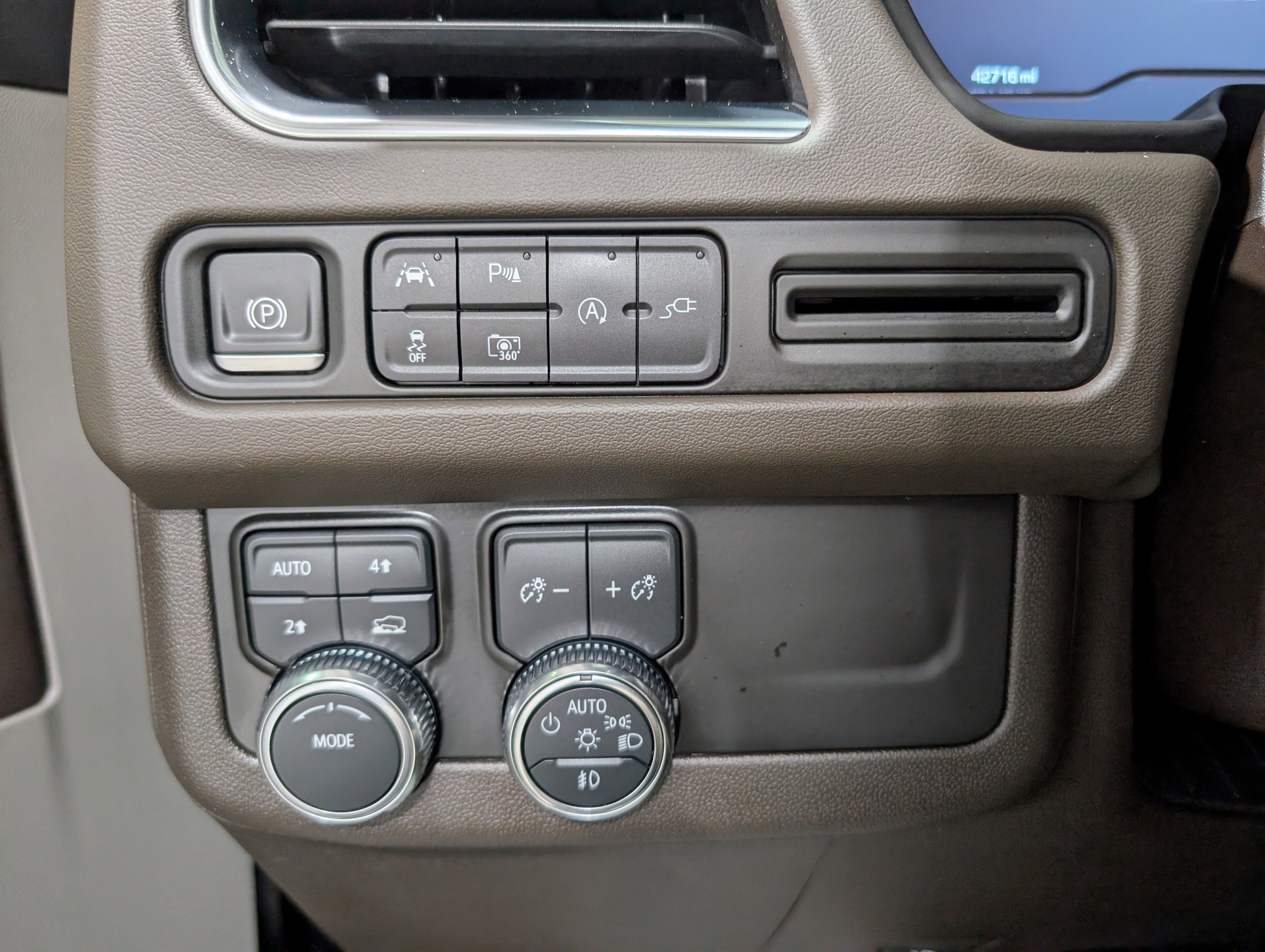 Used 2022 GMC Yukon XL SLT w/ SLT Luxury Package image 25