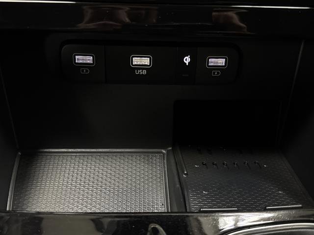 Used 2024 Kia Carnival EX image 23