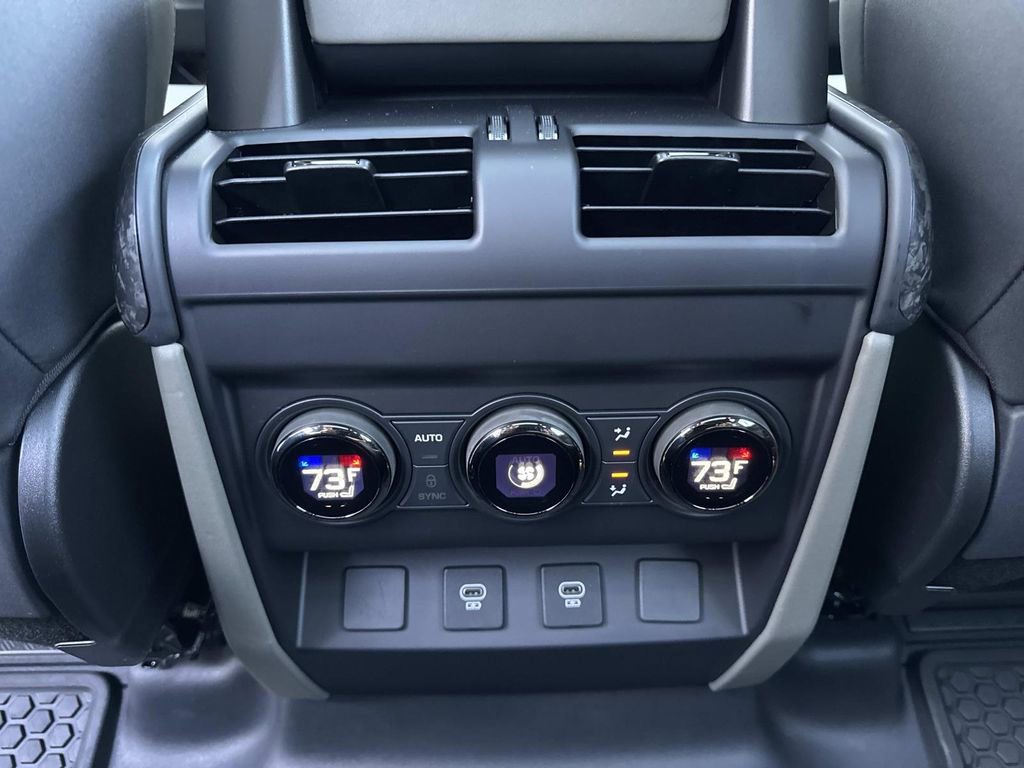 Used 2025 Land Rover Defender 110 image 18