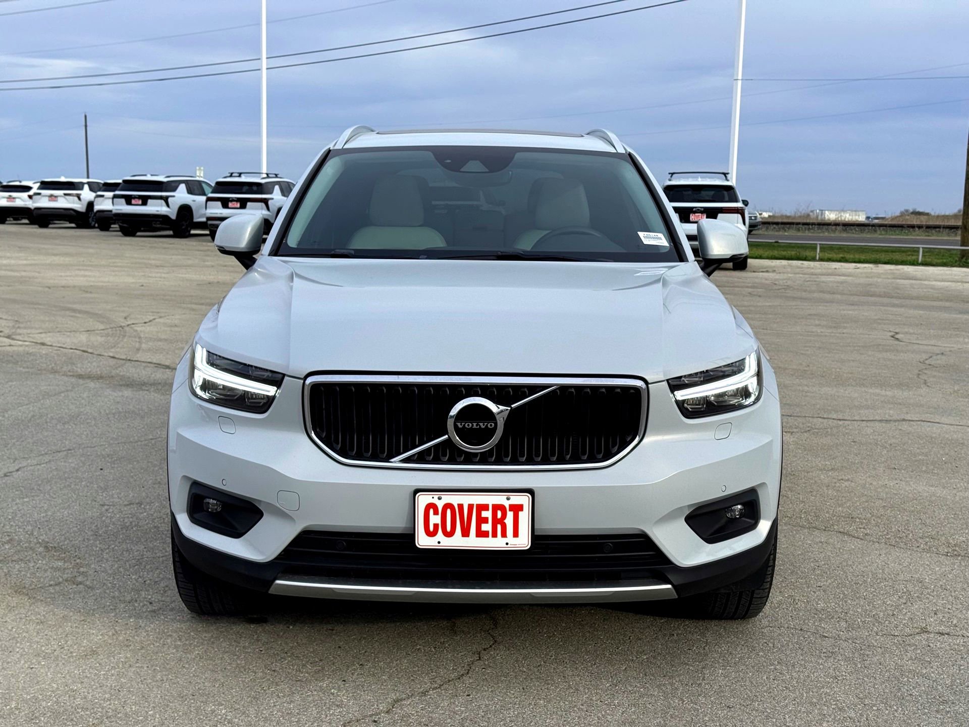 Used 2022 Volvo XC40 T5 Momentum w/ Premium Package image 3