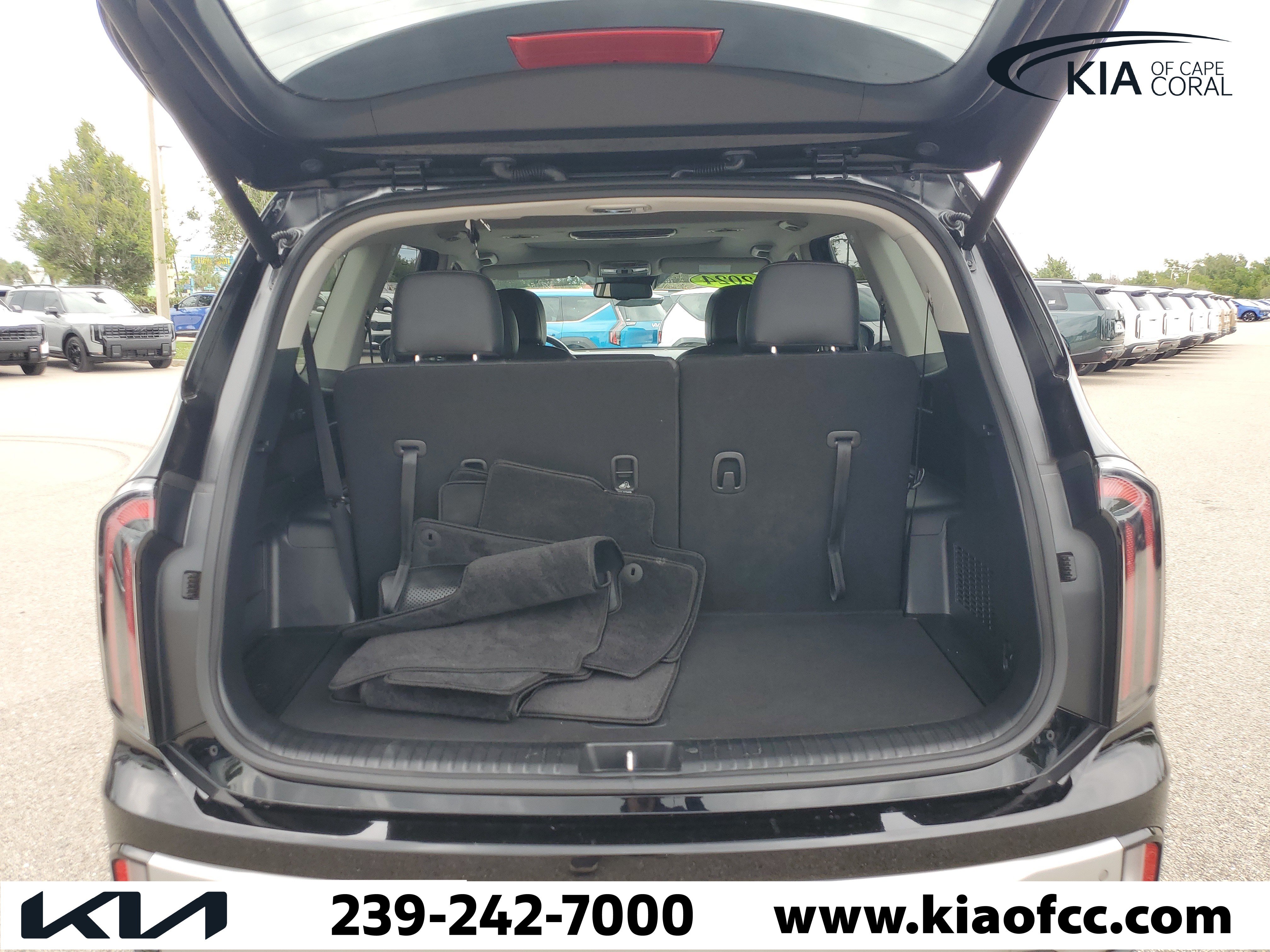 Certified 2024 Kia Telluride EX w/ EX Captain's Chair Package FWD image 8