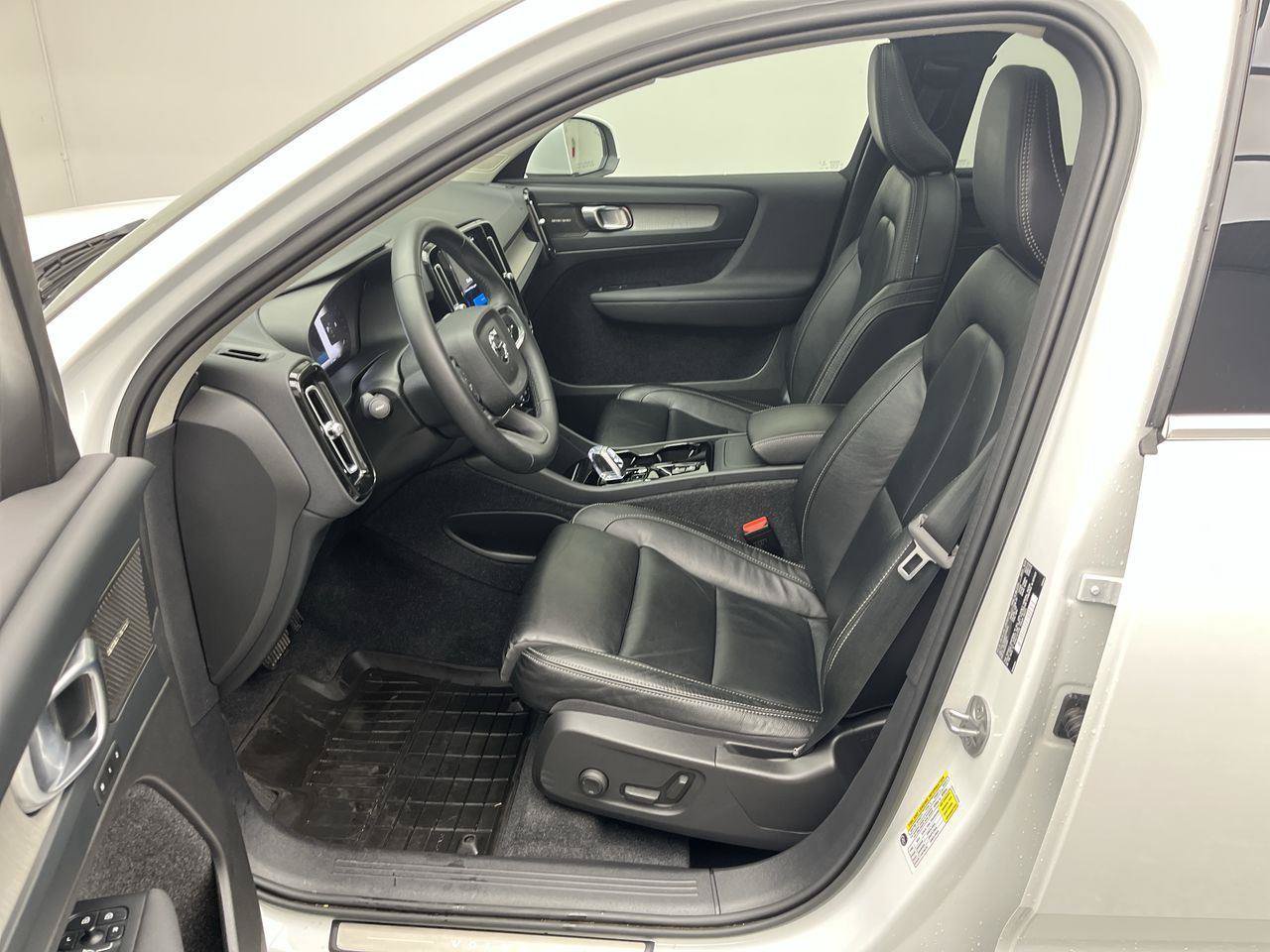 Used 2023 Volvo XC40 B5 Ultimate w/ Protection Package Premier AWD/4WD image 3