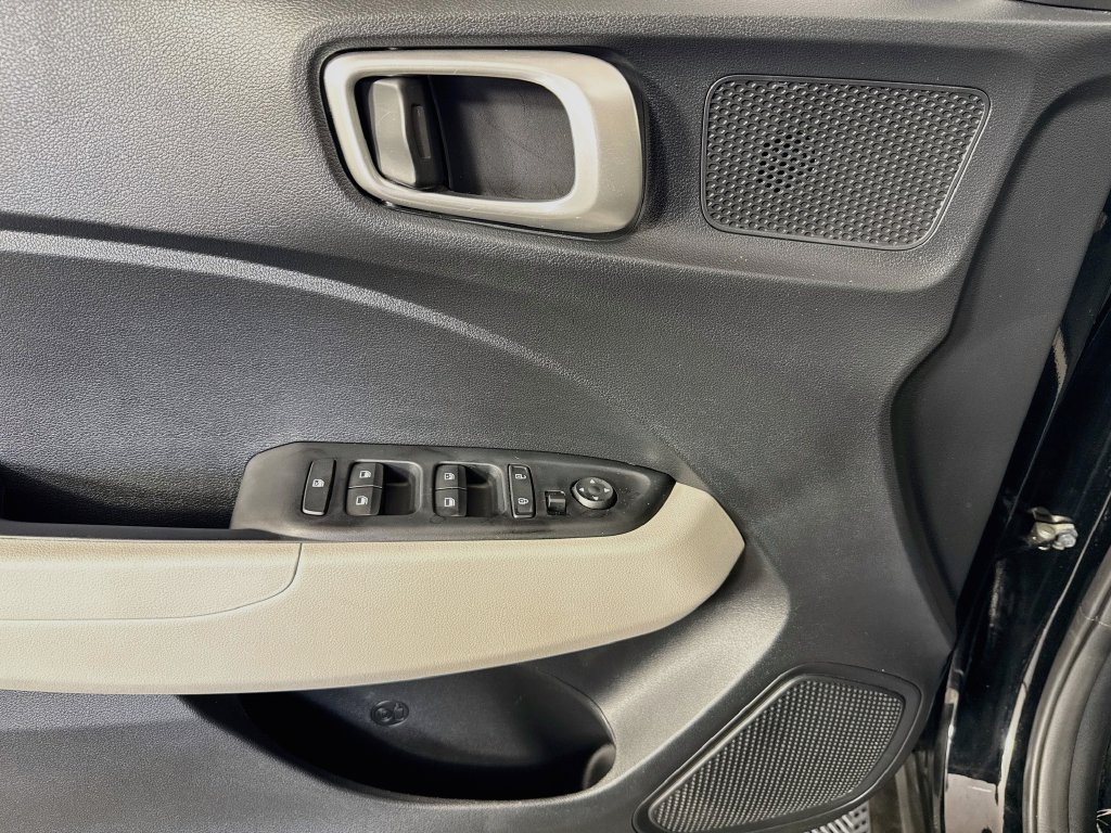 Used 2023 Hyundai Venue SEL FWD image 20