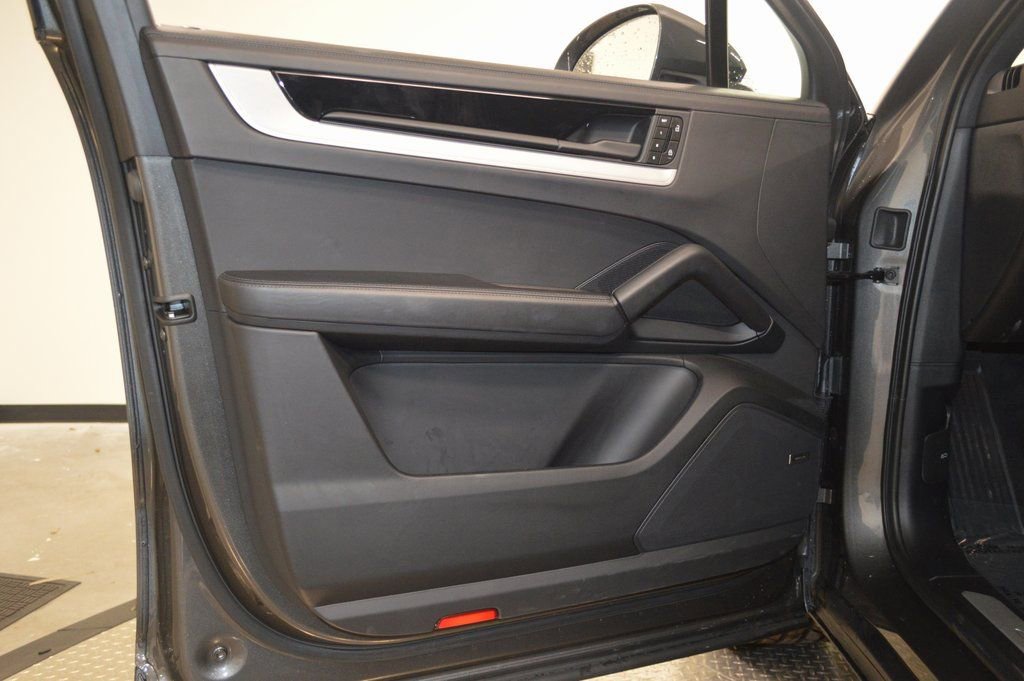 Certified 2024 Porsche Cayenne Coupe image 4