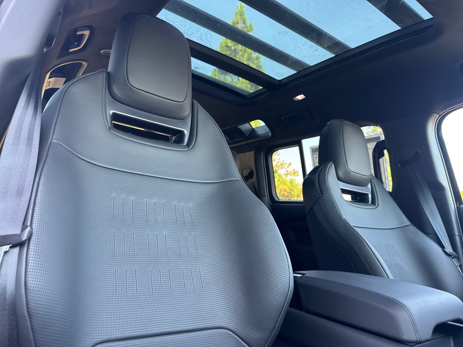 New 2026 Land Rover Defender 110 OCTA AWD/4WD image 17