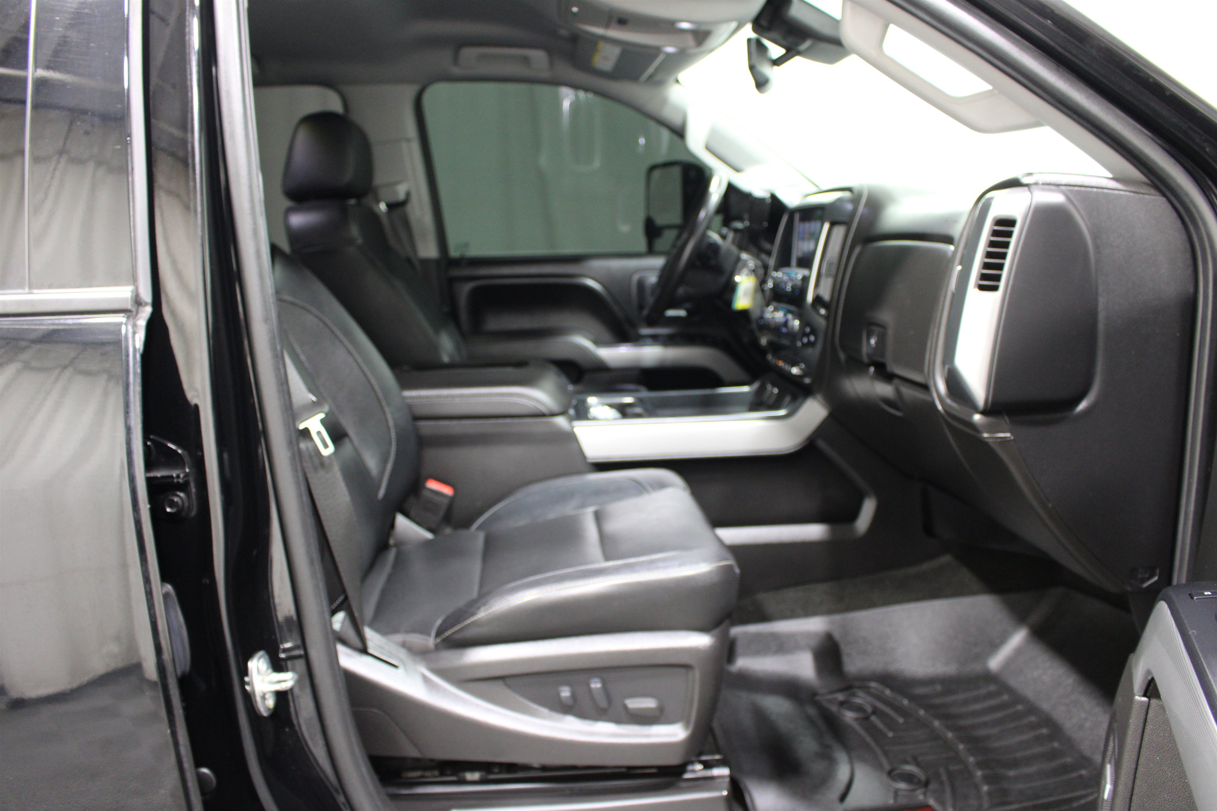 Used 2017 Chevrolet Silverado 2500 LTZ w/ Duramax Plus Package AWD/4WD image 24