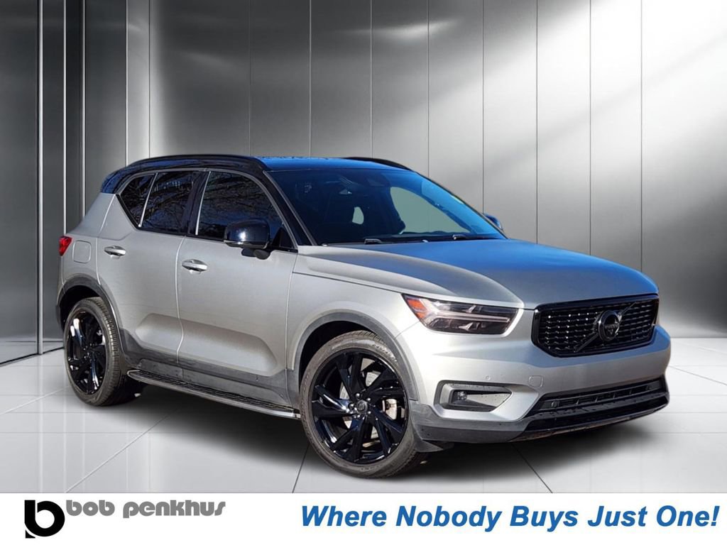 Used 2022 Volvo XC40 T5 R-Design w/ Advanced Package