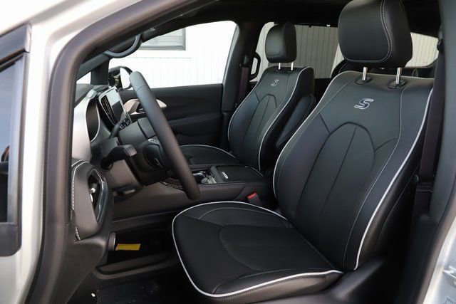 New 2026 Chrysler Pacifica Limited w/ S Appearance Package image 13