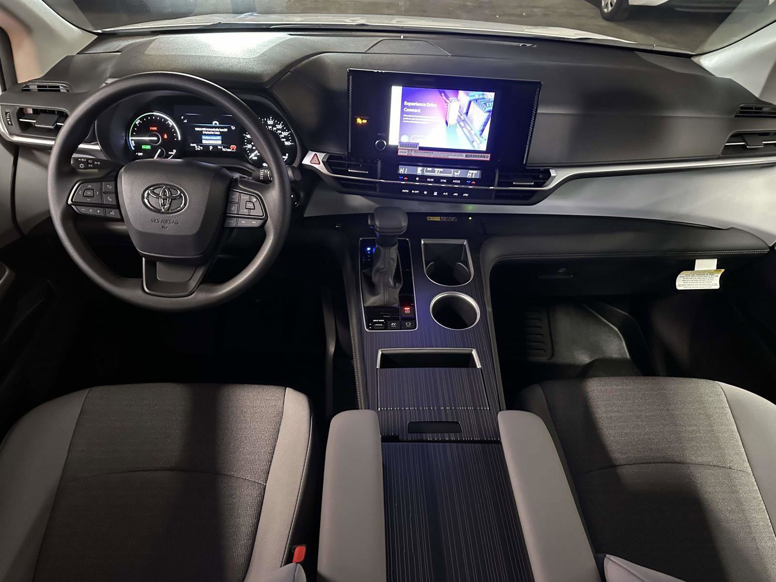 Used 2025 Toyota Sienna LE image 16