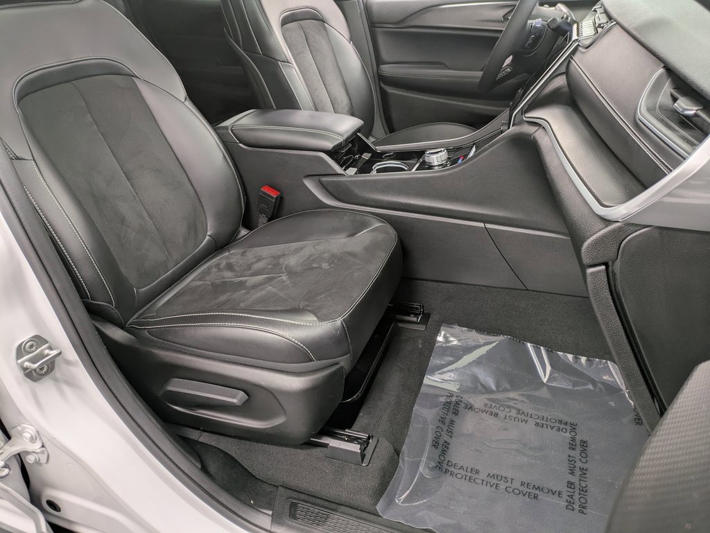 Used 2023 Jeep Grand Cherokee Altitude image 28