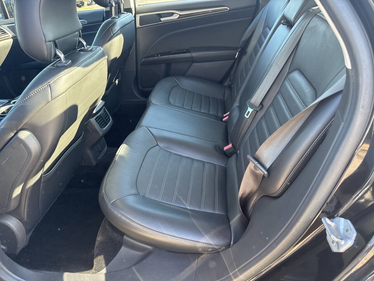 Used 2014 Ford Fusion SE w/ Equipment Group 202A FWD image 15