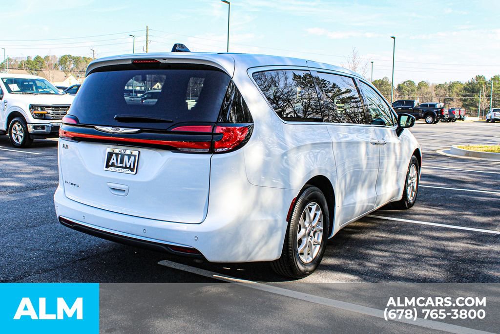 Used 2024 Chrysler Pacifica Touring-L image 6