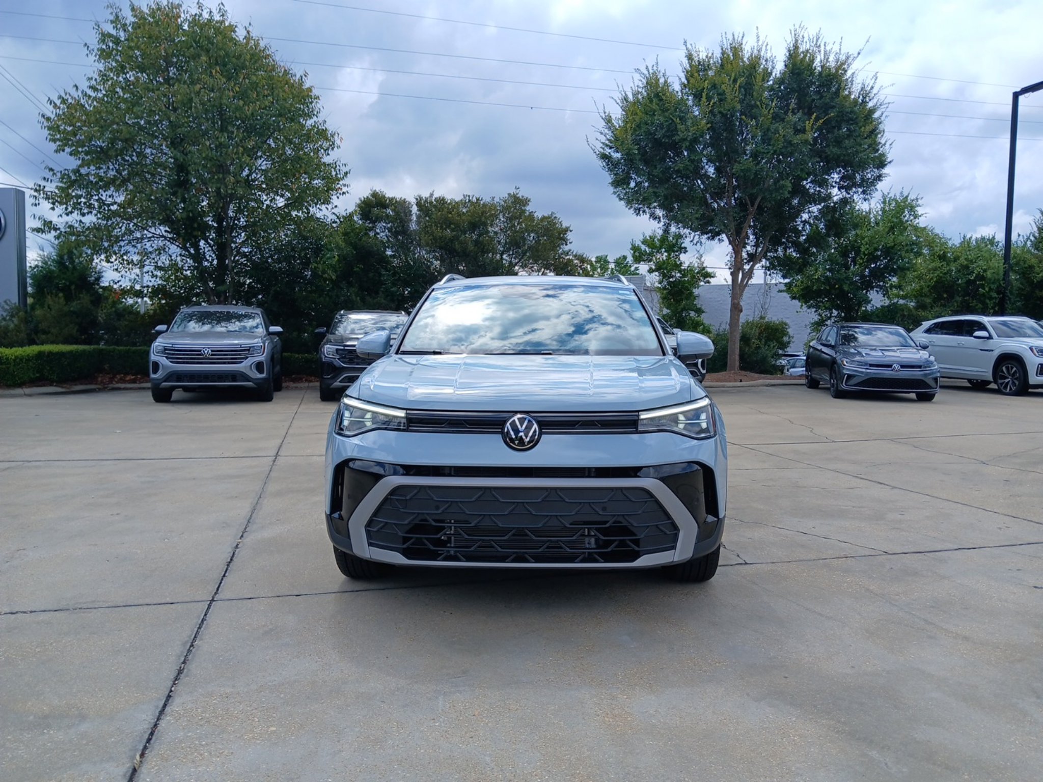 New 2027 Volkswagen Taos SE FWD image 2