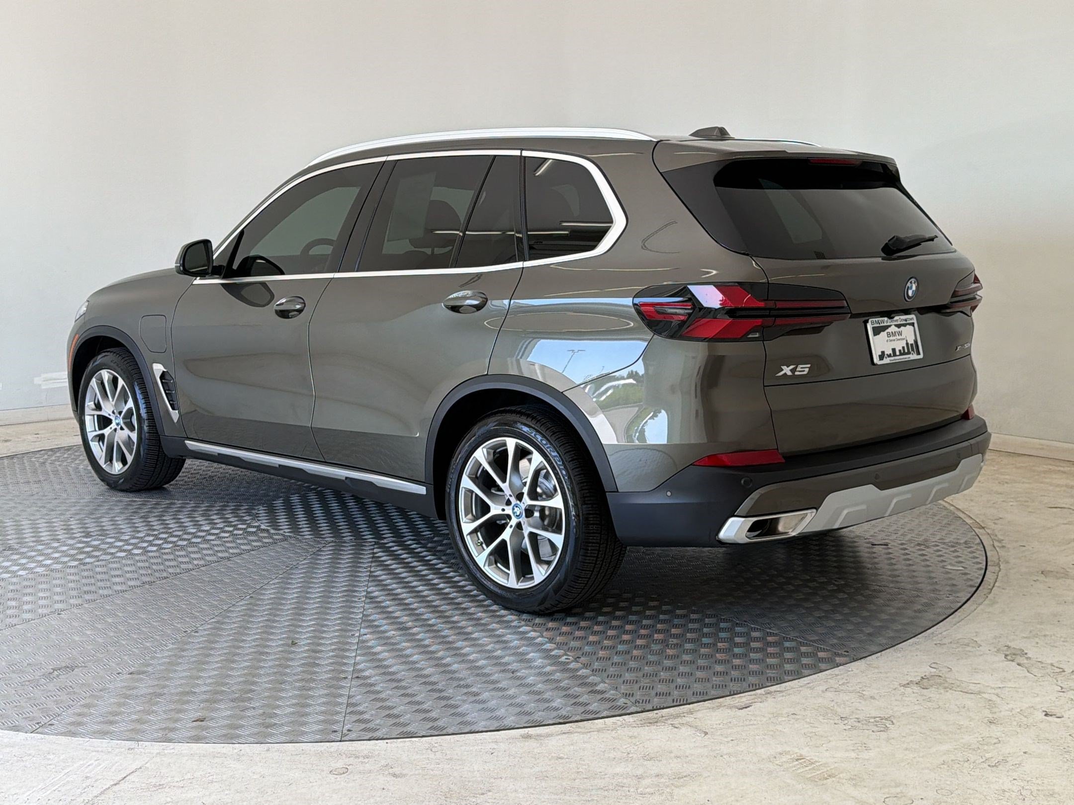 Used 2025 BMW X5 xDrive50e AWD/4WD image 3