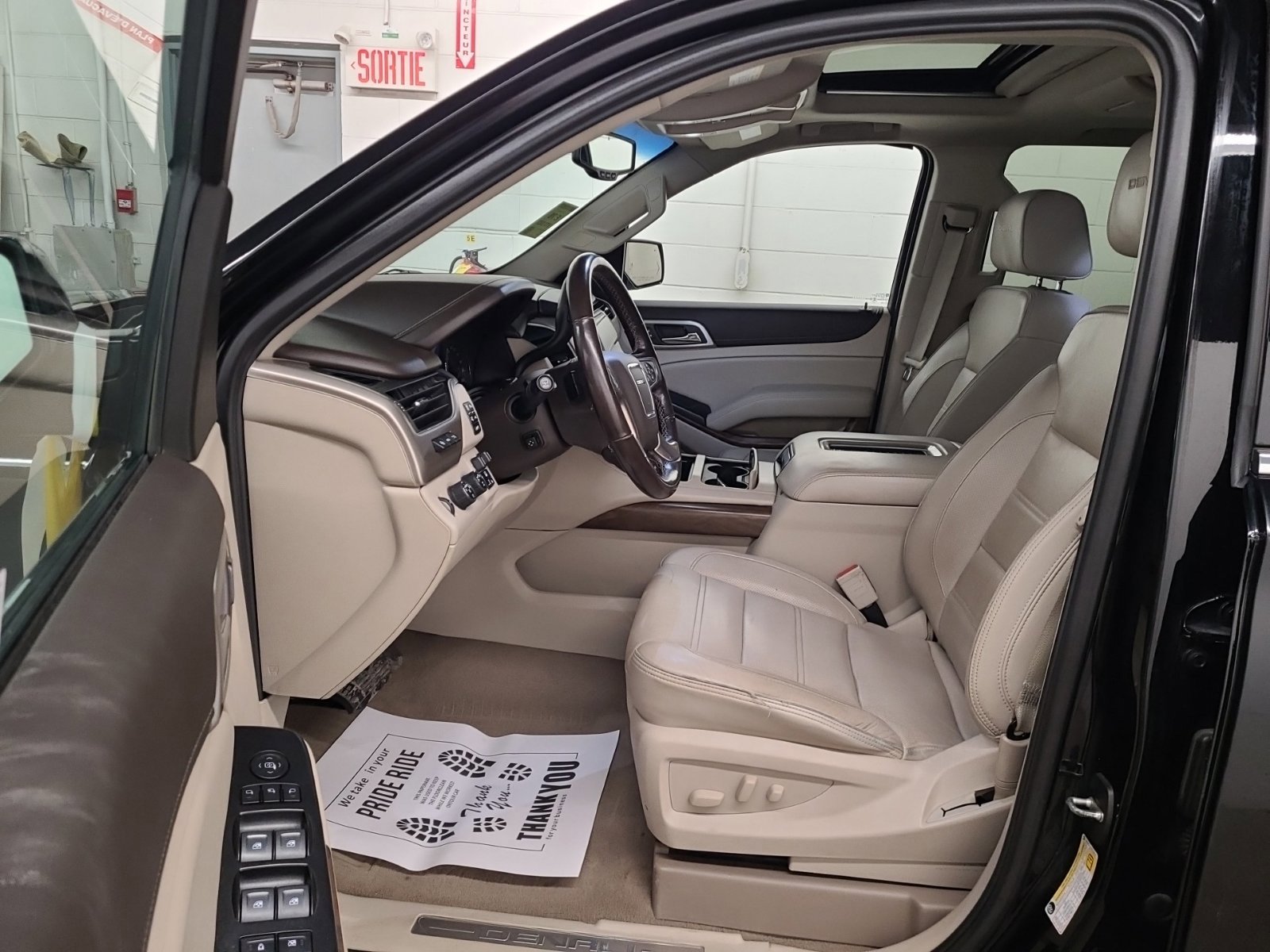 Used 2019 GMC Yukon Denali w/ Denali Ultimate Black Edition AWD/4WD image 9