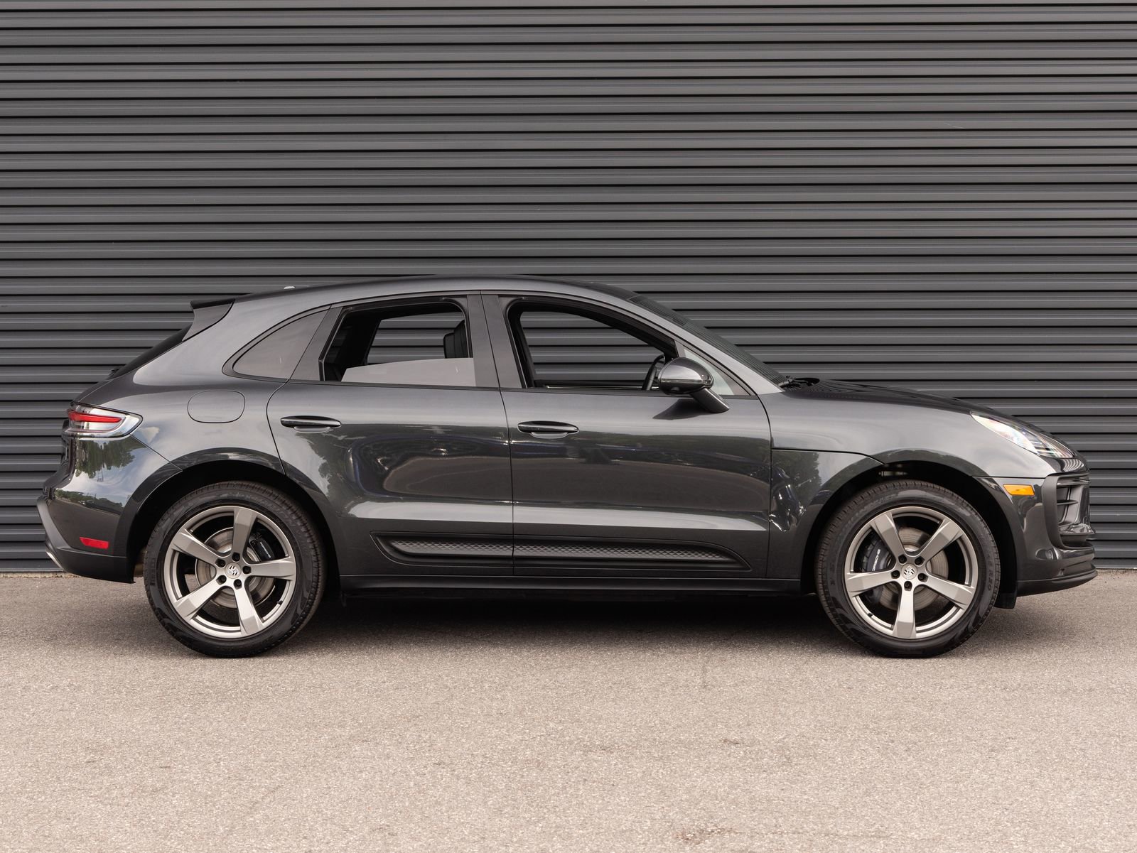 Certified 2025 Porsche Macan AWD/4WD image 8