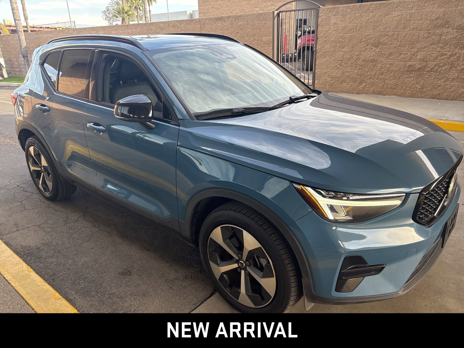 Used 2024 Volvo XC40 B5 Core image 6