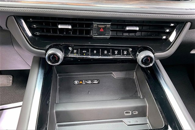 Used 2025 Chevrolet Suburban Z71 image 16