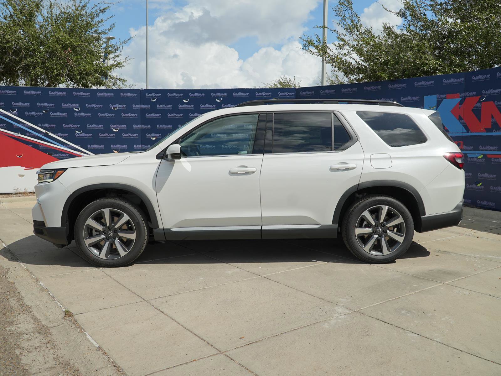 Used 2025 Honda Pilot Touring image 10