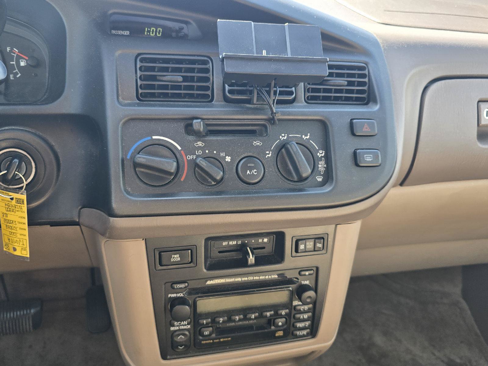 Used 2000 Toyota Sienna XLE FWD image 23