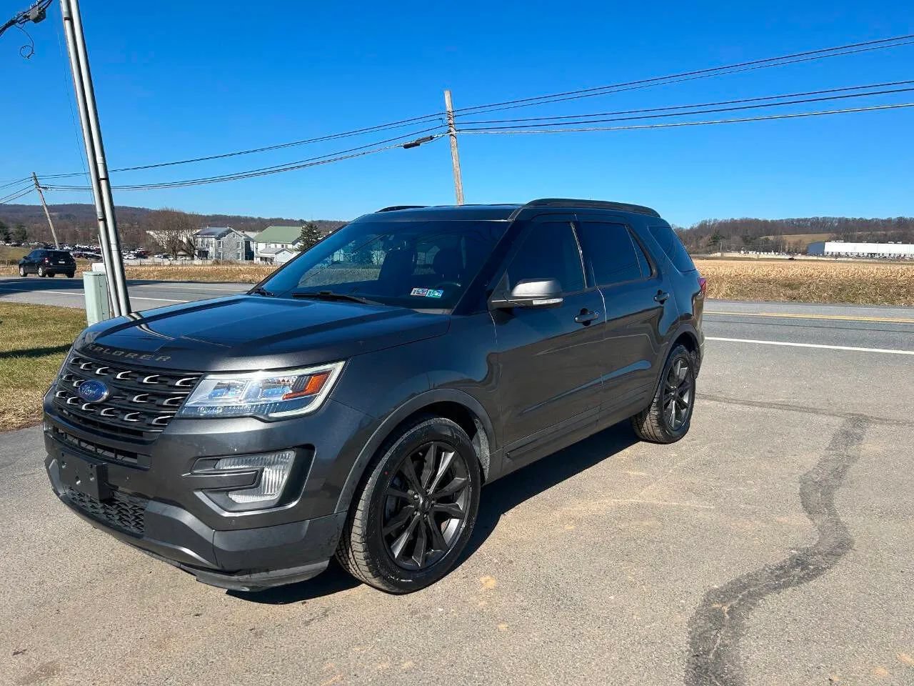 Used 2017 Ford Explorer XLT w/ Equipment Group 202A FWD image 4