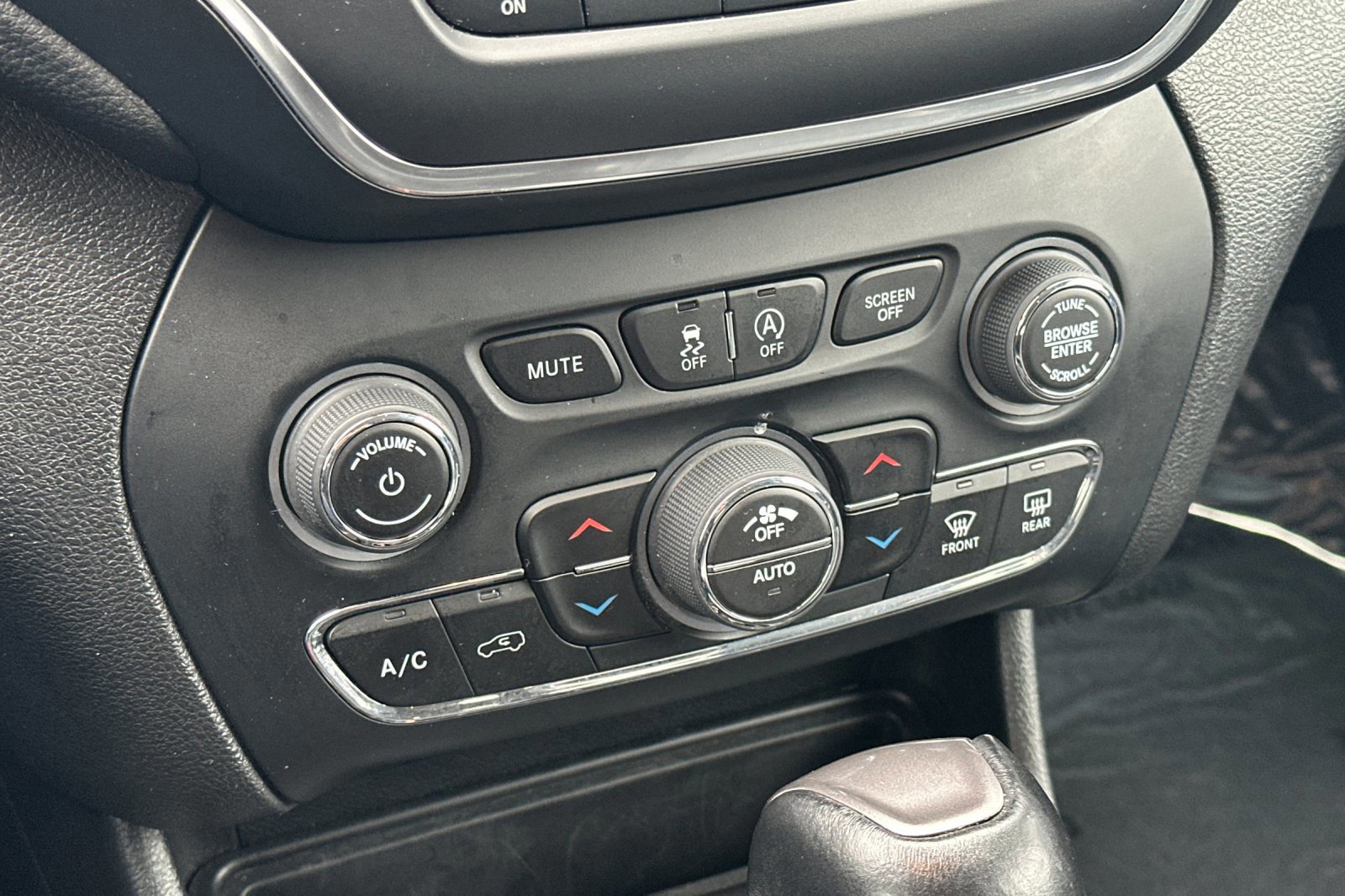 Used 2023 Jeep Cherokee Altitude Lux image 21