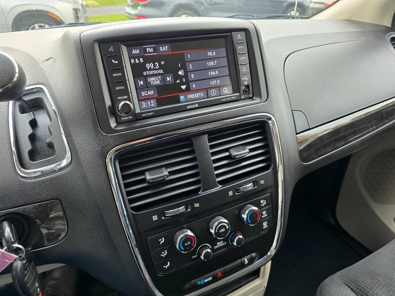 Used 2018 Dodge Grand Caravan SE w/ UConnect Hands-Free Group FWD image 16