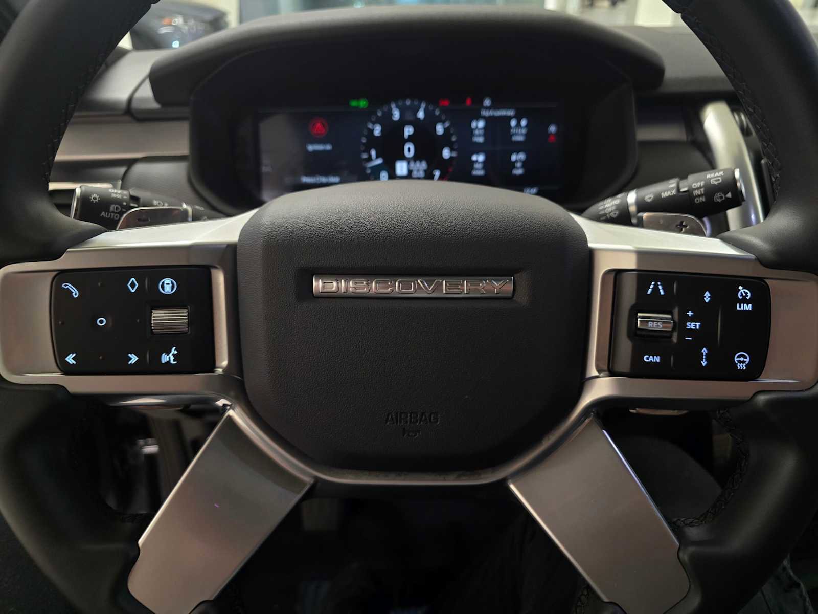 Used 2025 Land Rover Discovery Dynamic SE image 25