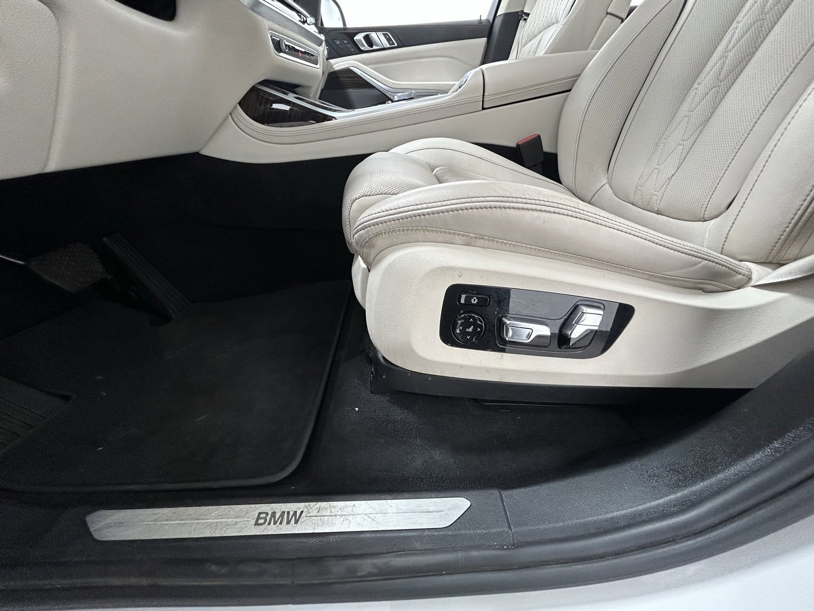 Used 2023 BMW X7 xDrive40i w/ Executive Package image 31