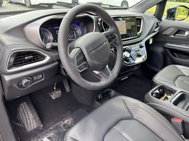 New 2027 Chrysler Pacifica Select w/ Family Tech Group AWD/4WD image 17