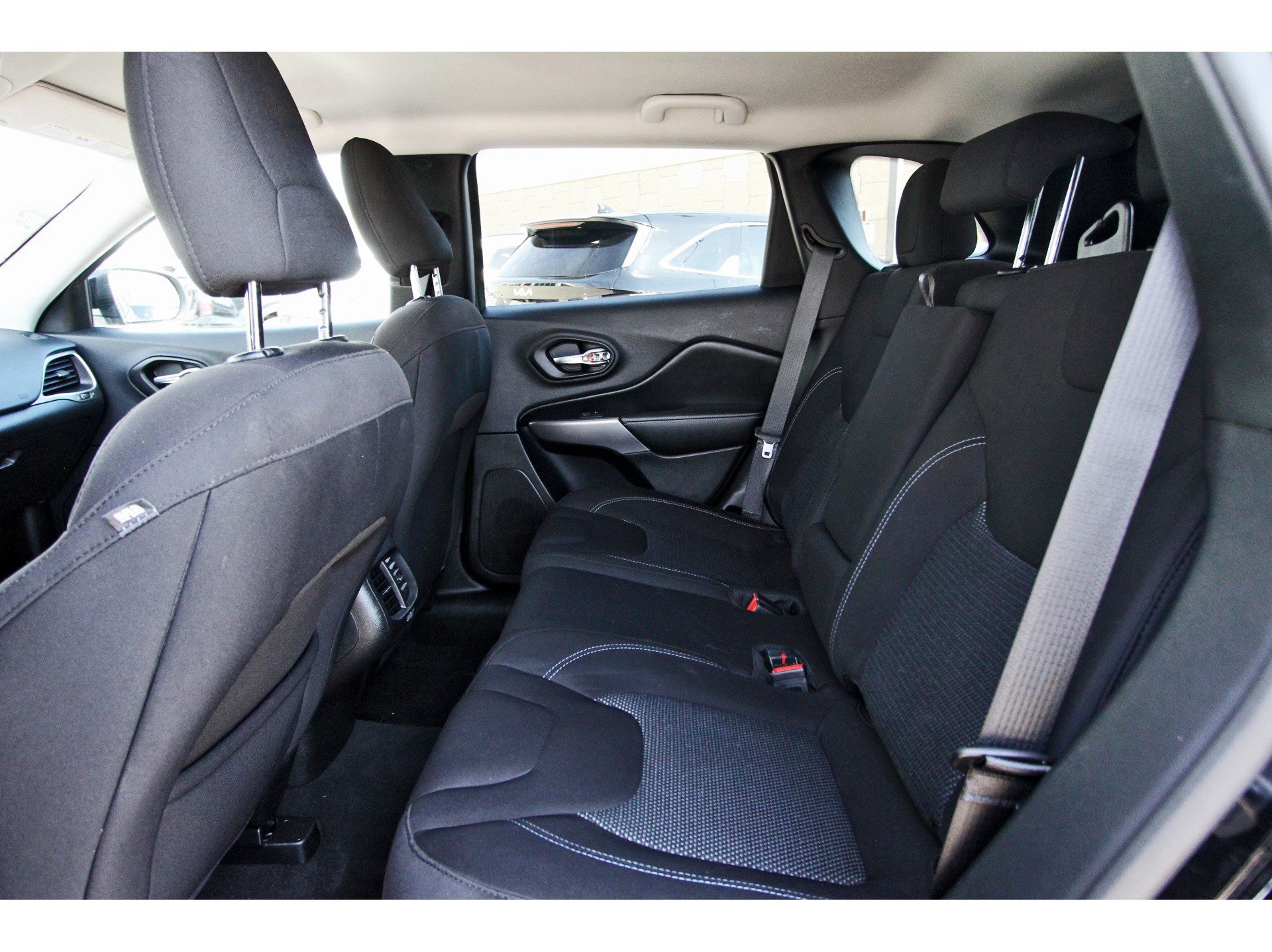 Used 2021 Jeep Cherokee Latitude FWD image 31