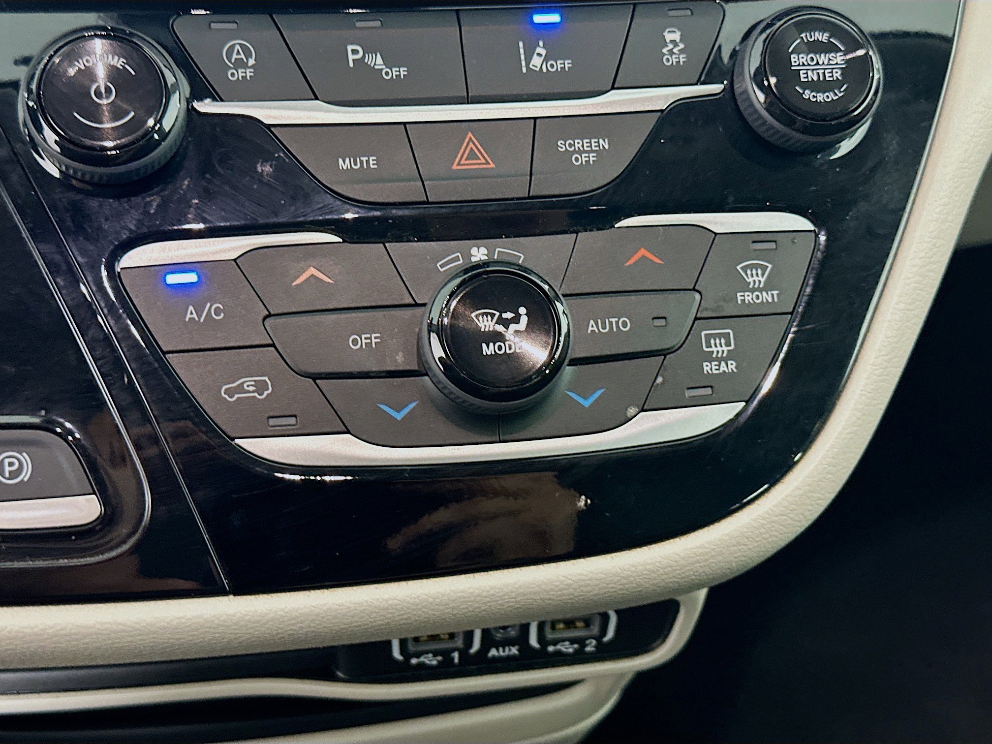 Used 2024 Chrysler Pacifica Touring-L image 23