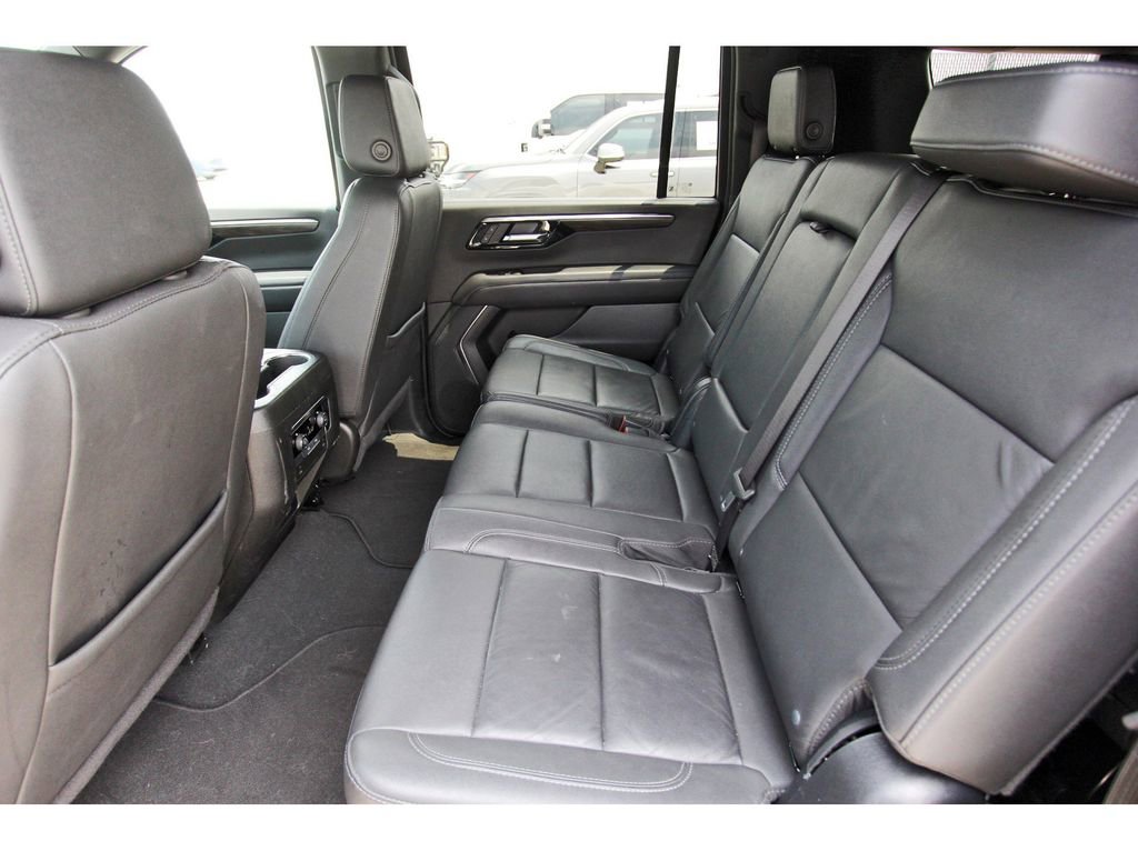 Used 2025 Chevrolet Suburban Z71 AWD/4WD image 7