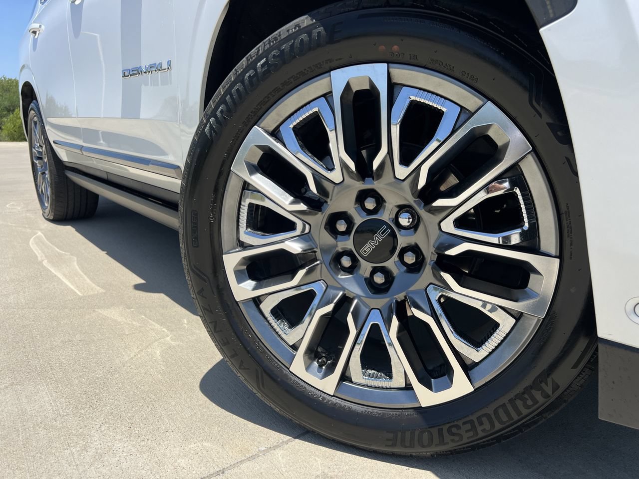 Used 2023 GMC Yukon Denali Ultimate AWD/4WD image 6